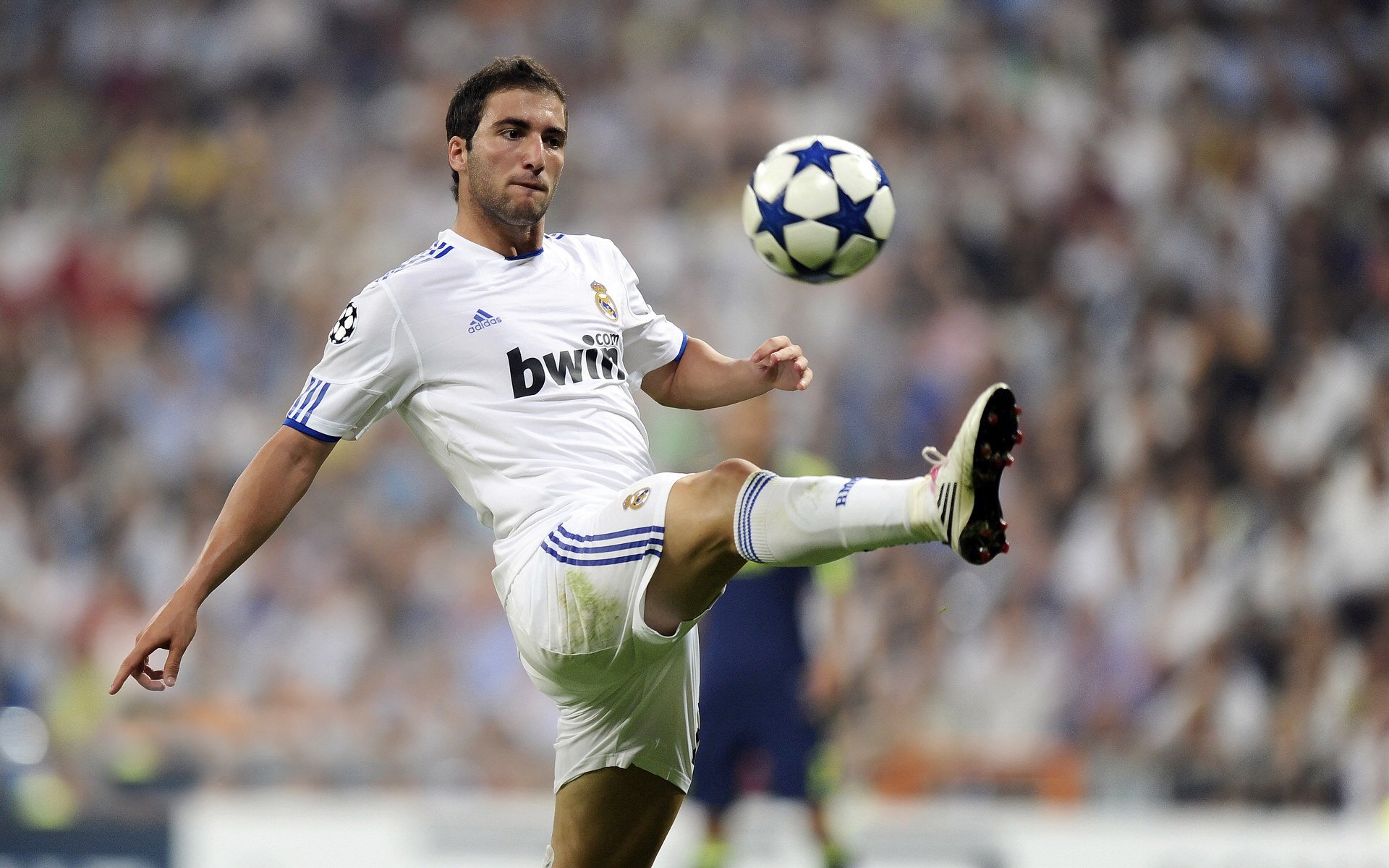 夜幕降临：灯火辉煌的夜间比赛，夜幕降临是什么意思常用来形容什么