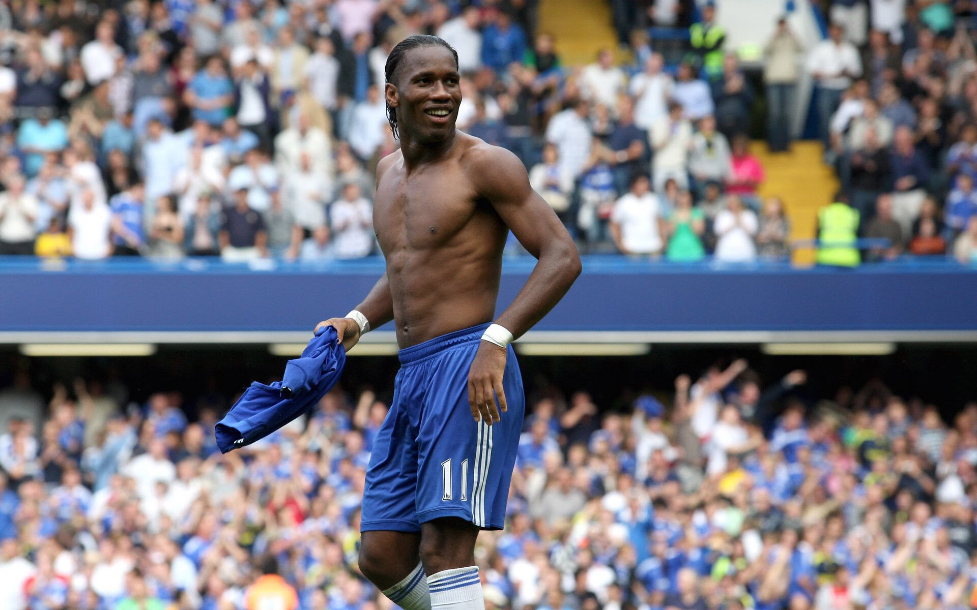 拜仁5-0奥格斯堡，莱万帽子戏法，德甲_拜仁6-0大胜夺冠莱万戴帽